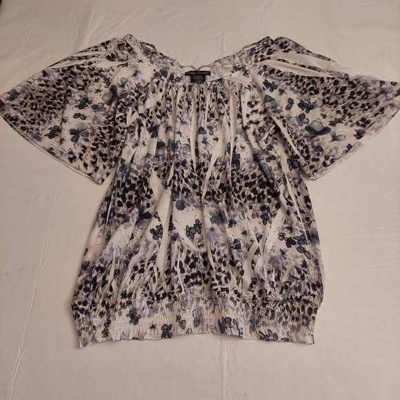 Simply Irresistible Black White Butterfly Pattern Top Flowy Lace Back Size PL - Picture 3 of 13